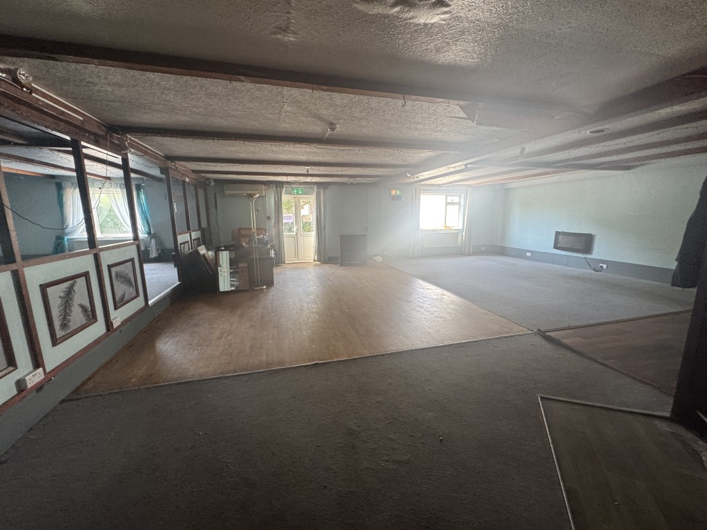 Lot: 80 - SUBSTANTIAL FOURTEEN-BEDROOM HOTEL AND INN CLOSE TO DARTMOOR NATIONAL PARK - Bar seating area